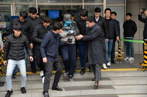'청담동 주식부자' 이희진씨 부모 살인사건 피의자 김모(34)씨가 20일 오전 안양 동안경찰서에서 강도살인 혐의에 대한 영장실질심사를 위해 수원지법 안양지원으로 호송되고 있다. 윤원규 수습기자