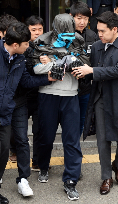'청담동 주식부자' 이희진씨 부모 살인사건 피의자 김모(34)씨가 20일 오전 안양 동안경찰서에서 강도살인 혐의에 대한 영장실질심사를 위해 수원지법 안양지원으로 호송되고 있다. 윤원규 수습기자