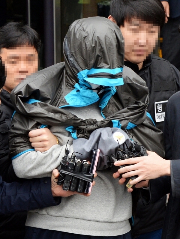 '청담동 주식부자' 이희진씨 부모 살인사건 피의자 김모(34)씨가 20일 오전 안양 동안경찰서에서 강도살인 혐의에 대한 영장실질심사를 위해 수원지법 안양지원으로 호송되고 있다. 윤원규 수습기자