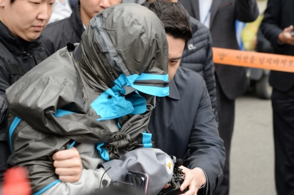 '청담동 주식부자' 이희진씨 부모 살인사건 피의자 김모(34)씨가 20일 오전 안양 동안경찰서에서 강도살인 혐의에 대한 영장실질심사를 위해 수원지법 안양지원으로 호송되고 있다. 윤원규 수습기자