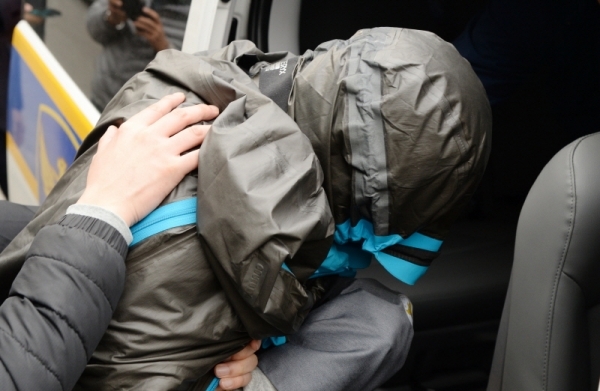 '청담동 주식부자' 이희진씨 부모 살인사건 피의자 김모(34)씨가 20일 오전 안양 동안경찰서에서 강도살인 혐의에 대한 영장실질심사를 위해 수원지법 안양지원으로 호송되고 있다. 윤원규 수습기자