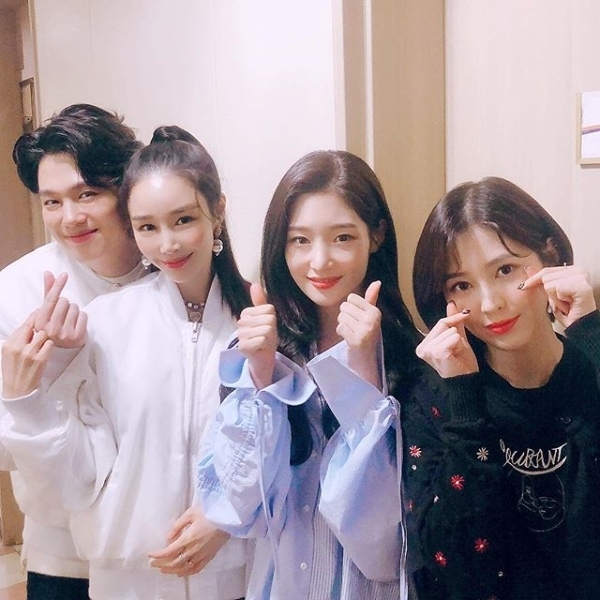 이사강 론 부부가 그룹 다이아와 함께 '안녕하세요' 인증샷을 공개했다. 이사강 인스타그램