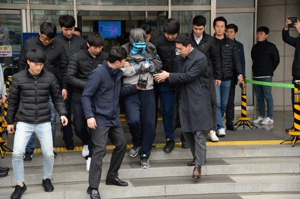 '청담동 주식부자' 이희진씨 부모 살인사건 피의자 김모(34)씨가 20일 오전 안양 동안경찰서에서 강도살인 혐의에 대한 영장실질심사를 위해 수원지법 안양지원으로 호송되고 있다. 윤원규 수습기자