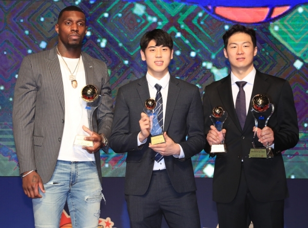 20일 서울 그랜드 인터컨티넨탈 파르나스에서 열린 2018-2019 프로농구 정규리그 시상식에서 외국선수 MVP인 라건아(왼쪽부터), 신인선수상을 수상한 변준형, 국내선수 MVP 이정현이 포즈를 취하고 있다. 연합뉴스