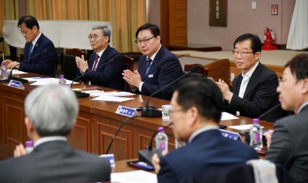 ‘경기도 평화정책자문위원회 출범식’이 열린 20일 오후 경기도청 대회의실에서  이화영 경기도 평화부지사와 이종석 경기도 평화정책자문위원회 공동위원장(前 통일부장관) 등 자문위원들이 박수를 치고 있다. 김시범기자
