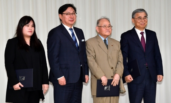 ‘경기도 평화정책자문위원회 출범식’이 열린 20일 오후 경기도청 대회의실에서  이화영 경기도 평화부지사가 자문위원들에게 위촉장을 전달하고 있다. 김시범기자
