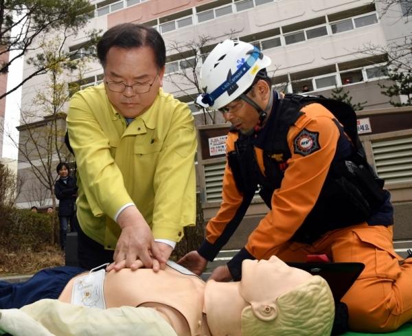 20일 의왕시 포일지구 LH 숲속마을 2단지 아파트에서 열린 ‘제410차 민방위의 날 전국민 화재 대피훈련’에서 김부겸 행정안전부 장관이 심폐소생술 시연을 하고 있다.전형민기자