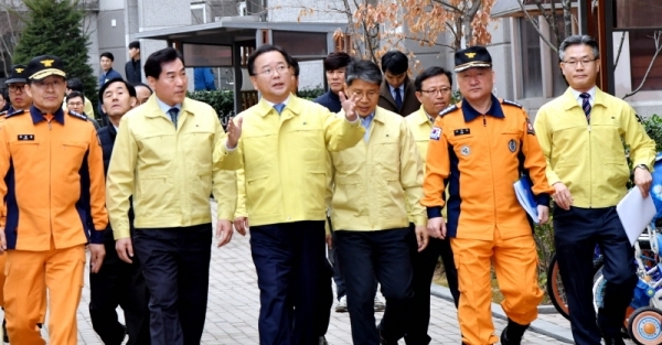 20일 의왕시 포일지구 LH 숲속마을 2단지 아파트에서 열린 ‘제410차 민방위의 날 전국민 화재 대피훈련’에서 김부겸 행정안전부 장관과 김상돈 의왕시장, 이형철 경기도소방재난본부장, 장충모 LH 경기지역본부장, 이경우 의왕소방서장 등 참석자들이 훈련장을 둘러보고 있다.전형민기자