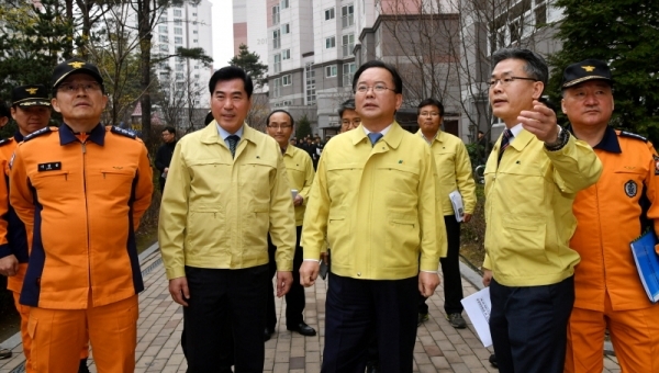20일 의왕시 포일지구 LH 숲속마을 2단지 아파트에서 열린 ‘제410차 민방위의 날 전국민 화재 대피훈련’에서 김부겸 행정안전부 장관과 김상돈 의왕시장, 이형철 경기도소방재난본부장, 장충모 LH 경기지역본부장, 이경우 의왕소방서장 등 참석자들이 훈련장을 둘러보고 있다.전형민기자