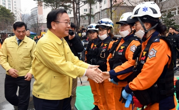 20일 의왕시 포일지구 LH 숲속마을 2단지 아파트에서 열린 ‘제410차 민방위의 날 전국민 화재 대피훈련’에서 김부겸 행정안전부 장관이 119구조대원들을 격려하고 있다.전형민기자