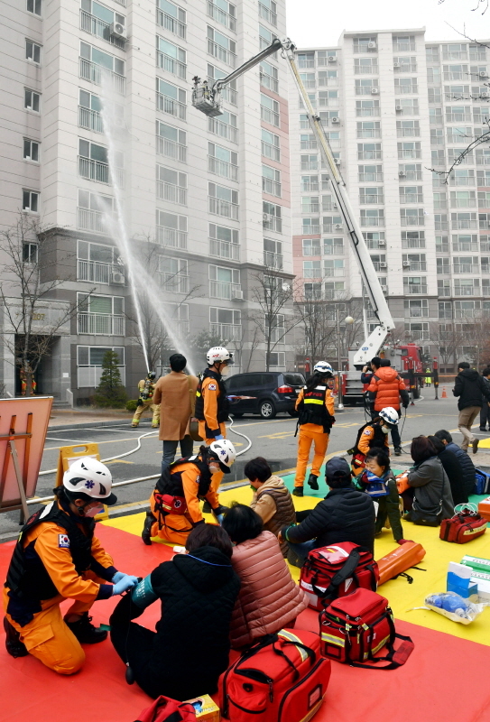 20일 의왕시 포일지구 LH 숲속마을 2단지 아파트에서 열린 ‘제410차 민방위의 날 전국민 화재 대피훈련’에서 119구조대와 소방대원들이 응급처치와 화재 진압 훈련을 하고 있다.전형민기자