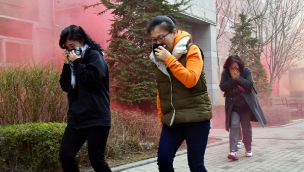 20일 의왕시 포일지구 LH 숲속마을 2단지 아파트에서 열린 ‘제410차 민방위의 날 전국민 화재 대피훈련’에서 주민들이 화재상황을 가상해 대피훈련을 하고 있다.전형민기자