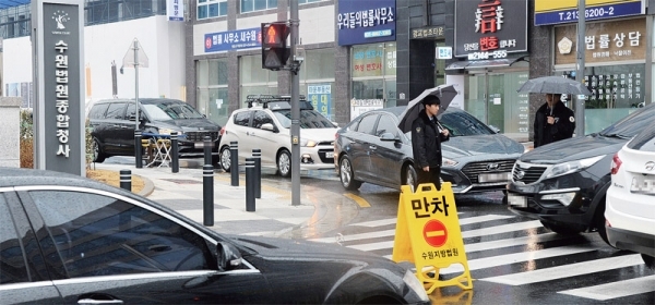 수원 광교신도시에 마련된 수원법조타운 주변이 주차난으로 몸살을 앓고 있다. 20일 오후 수원법원종합청사 정문 앞 도로가 법원으로 들어가기 위해 기다리는 차량들로 극심한 정체를 빚고 있다. 윤원규 수습기자