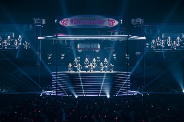 트와이스가 20일 일본 오사카 교세라돔에서 'TWICE DOME TOUR 2019 '#Dreamday'라는 타이틀로 본격 돔투어의 화려한 막을 열었다. JYP엔터테인먼트