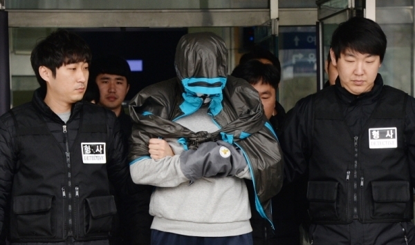 '청담동 주식부자' 이희진씨 부모 살인사건 피의자 김모(34)씨가 20일 오전 안양 동안경찰서에서 강도살인 혐의에 대한 영장실질심사를 위해 수원지법 안양지원으로 호송되고 있다. 윤원규 수습기자