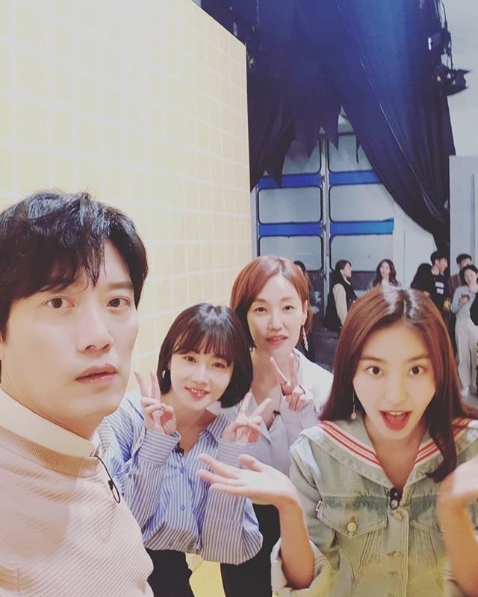 배우 박희순이 '해투4' 녹화에 앞서 진경 황우슬혜 윤보라과 찍은 인증 사진을 공개했다. 박희순 인스타그램