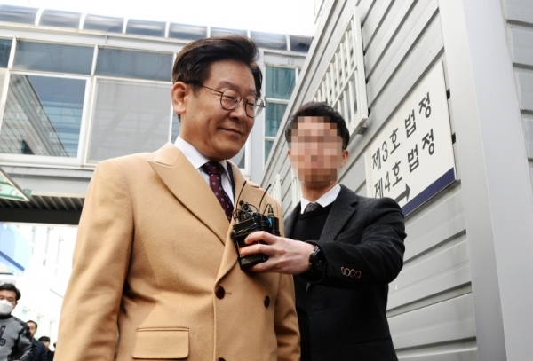공직선거법상 허위사실 공표와 직권남용권리행사방해 혐의 등으로 기소된 이재명 경기지사가 21일 오후 성남시 수정구 수원지방법원 성남지원에서 열린 12차 공판에 출석하고 있다. 윤원규 수습기자