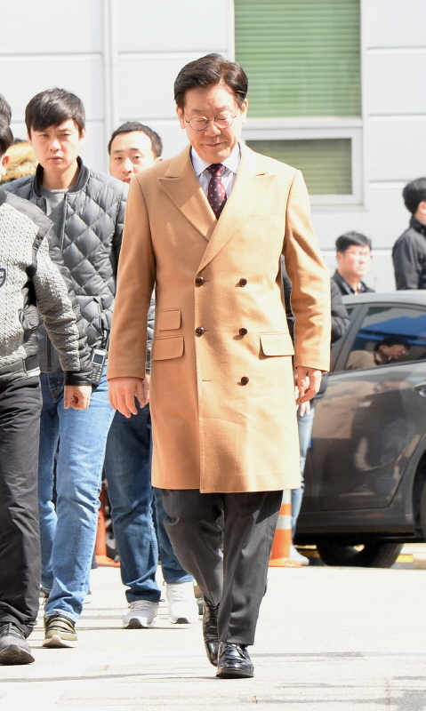 이재명 경기지사가 21일 오후 성남시 수정구 수원지방법원 성남지원에서 열린 12차 공판에 출석하고 있다. 이날 공판에는 검찰측 핵심 증인인 전 성남시 분당구보건소장 구모씨와 이모씨 등 두사람이 출석한다.  윤원규 수습기자