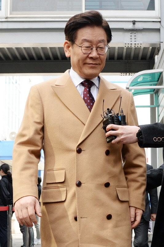 이재명 경기지사가 21일 오후 성남시 수정구 수원지방법원 성남지원에서 열린 12차 공판에 출석하고 있다. 이날 공판에는 검찰측 핵심 증인인 전 성남시 분당구보건소장 구모씨와 이모씨 등 두사람이 출석한다.  윤원규 수습기자