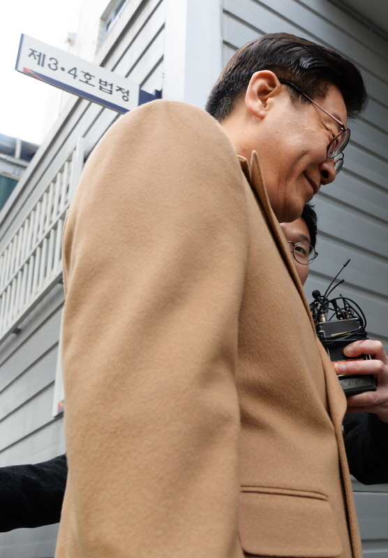 공직선거법상 허위사실 공표와 직권남용권리행사방해 혐의 등으로 기소된 이재명 경기지사가 21일 오후 성남시 수정구 수원지방법원 성남지원에서 열린 12차 공판을 위해 법정에 들어가고 있다. 윤원규 수습기자