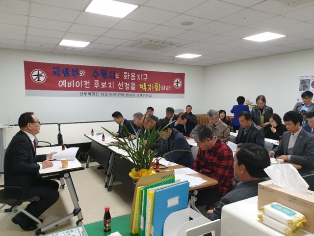 ▲ 무소속 서청원 의원(화성갑)이 21일 범대위(수원전투비행장 화성이전 반대 범시민 대책위)와 간담회를 갖고 있다. (서청원 의원실 제공)
