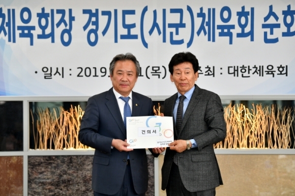 21일 수원의 한 음식점에서 열린 경기도(시.군)체육회 순회간담회에서 이기흥 대한체육회장이(왼쪽) 구본채 경기도체육회 부회장으로부터 건의서를 전달받고 있다.김시범기자