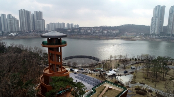 21일 수원시 영통구 하동 현지에서 개관된 '광교호수공원 프라이부르크 전망대'와 '광교 생태환경체험교육관'. 두 시설은 광교푸른숲도서관 뒤편에 있다. 김시범기자