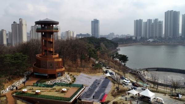 21일 수원시 영통구 하동 현지에서 개관된 '광교호수공원 프라이부르크 전망대'와 '광교 생태환경체험교육관'. 두 시설은 광교푸른숲도서관 뒤편에 있다. 김시범기자