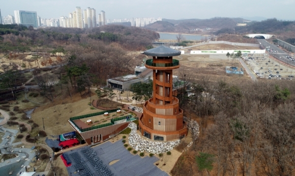 21일 수원시 영통구 하동 현지에서 개관된 '광교호수공원 프라이부르크 전망대'와 '광교 생태환경체험교육관'. 두 시설은 광교푸른숲도서관 뒤편에 있다. 김시범기자