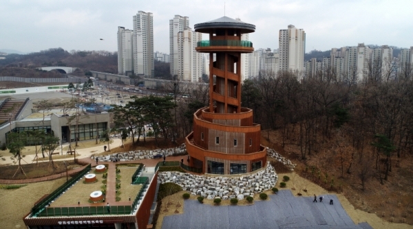 21일 수원시 영통구 하동 현지에서 개관된 '광교호수공원 프라이부르크 전망대'와 '광교 생태환경체험교육관'. 두 시설은 광교푸른숲도서관 뒤편에 있다. 김시범기자