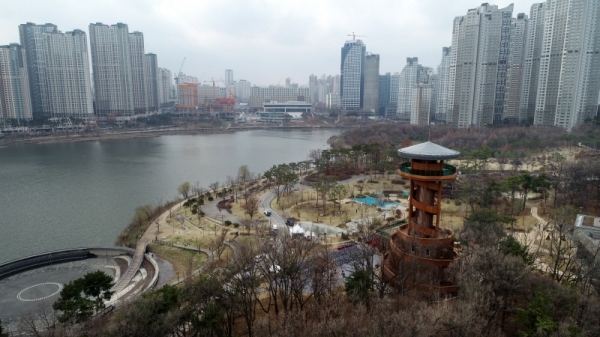 21일 수원시 영통구 하동 현지에서 개관된 '광교호수공원 프라이부르크 전망대'와 '광교 생태환경체험교육관'. 두 시설은 광교푸른숲도서관 뒤편에 있다. 김시범기자