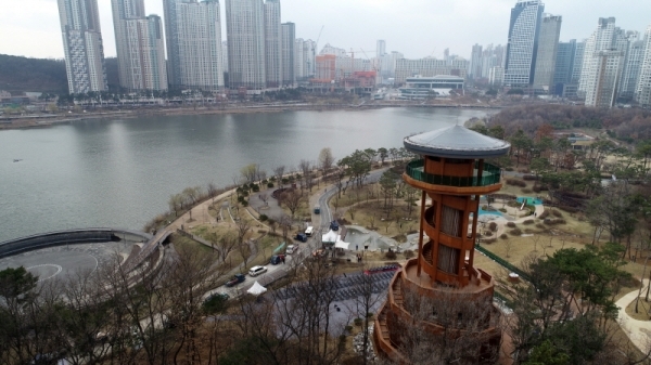 21일 수원시 영통구 하동 현지에서 개관된 '광교호수공원 프라이부르크 전망대'와 '광교 생태환경체험교육관'. 두 시설은 광교푸른숲도서관 뒤편에 있다. 김시범기자