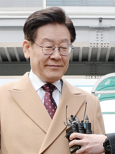 공직선거법위반과 직권남용 혐의 등으로 기소된 이재명 경기지사가 21일 오후 성남시 수정구 수원지방법원 성남지원에서 열린 12차 공판에 출석하고 있다. 윤원규 수습기자
