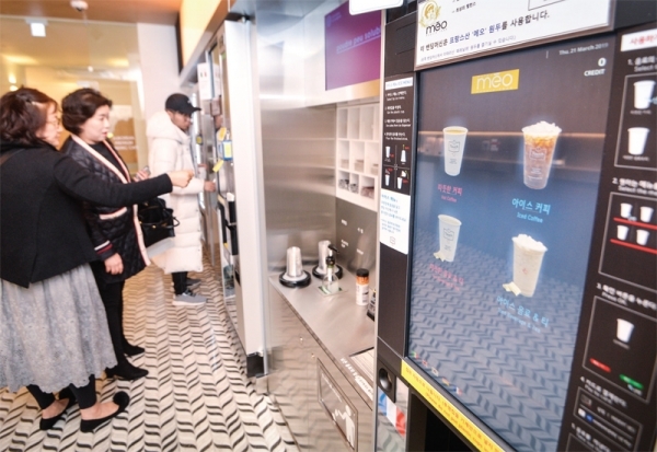 21일 인천 연수구의 무인 카페를 찾은 시민이 무인주문기에 음료를 주문하고 있다. 조주현기자