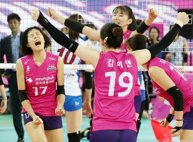 ▲ 21일 인천 계양체육관에서 열린 여자프로배구 챔피언결정전 1차전 인천 흥국생명 핑크스파이더스와 구미 한국도로공사 하이패스 배구단의 경기. 승리한 흥국생명 이재영 등 선수들이 기뻐하고 있다. 연합뉴스