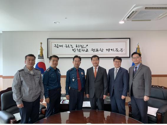 왼쪽부터 경기북부지방경찰청 교통안전계장 박주찬, 경비교통과장 박영수, 경기북부지방경찰청장 최해영, 한국교통안전공단 이사장 권병윤, 경기북부본부장 유창재, 안전관리처장(경기북부) 지윤석. 한국교통안전공단 경기북부본부