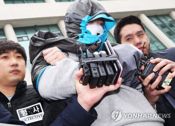 '청담동 주식 부자' 이희진(33) 씨의 부모를 살해한 혐의를 받고 있는 피의자 김모(34) 씨가 20일 오전 구속 전 피의자심문(영장실질심사) 출석을 위해 경기도 안양동안경찰서에서 나오고 있다.  /연합