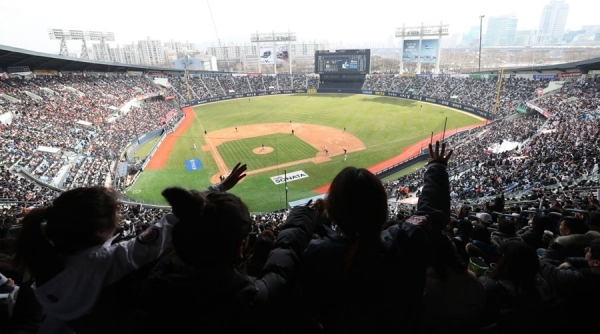 2019시즌 프로야구가 개막한 23일 서울 잠실야구장에서 관중들이 한화와 두산의 경기를 보고 있다.연합뉴스