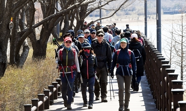 휴일인 24일 수원 광교산을 찾은 등산객들이 화창한 봄날씨 속에 산행을 즐기고 있다.전형민기자