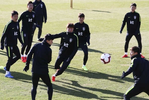 24일 오후 파주 축구대표팀트레이닝센터(NFC)에서 열린 한국 축구대표팀 훈련에서 황의조를 비롯한 선수들이 공을 뺏으며 몸을 풀고 있다.연합뉴스