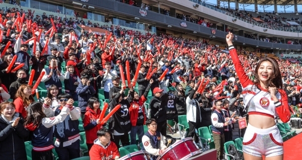 24일 2019 신한은행 마이카 KBO 리그 개막 2연전 SK와이번스와 KT위즈의 경기가 열린 인천문학경기장에서 좌석을 가득메운 SK와이번스 홈팬들이 열띤 응원을 펼치며 경기를 즐기고 있다.조주현기자
