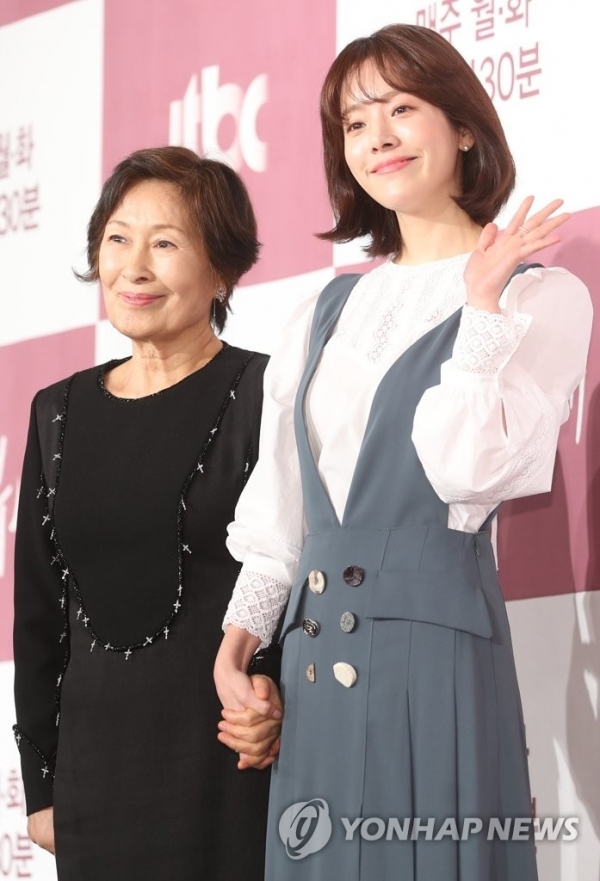 김혜자와 한지민. 연합뉴스
