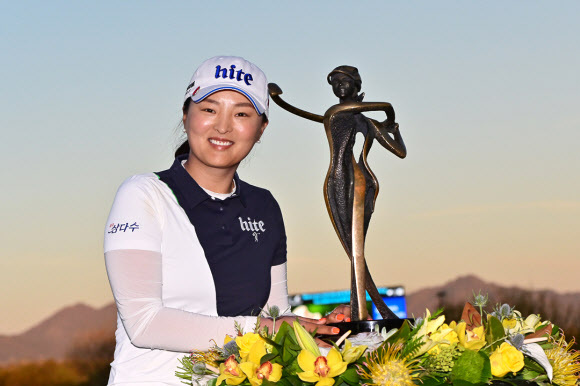 고진영이 24일(현지시간) 미국 애리조나주 피닉스에서 열린 미국여자프로골프(LPGA) 투어 뱅크 오브 호프 파운더스컵에서 우승한 뒤 트로피를 들고 기념촬영을 하고 있다. LPGA 제공=연합뉴스