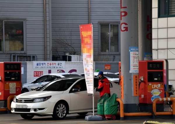 25일 수원시내 한 LPG 충전소에서 차량들이 충전을 하고 있다. 미세먼지 관련 3개 법 개정에 따라 26일부터 일반인들도 LPG 차량의 구입 및 개조가 가능해진다. 김시범기자