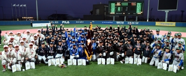 25일 화성드림파크 리틀야구장에서 열린 ‘제2회 화성시장기 전국리틀야구대회’시상식에서 우승팀과 입상팀 등 선수들이 환호하고 있다. 화성시와 경기일보 주최로 열린 이번 대회는 A조 남양주시, B조 대구라이언스, C조 고양일산서구가 각각 우승을 차지했다.전형민기자