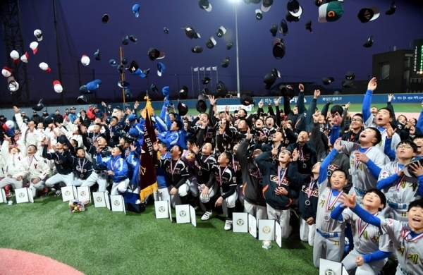 25일 화성드림파크 리틀야구장에서 열린 ‘제2회 화성시장기 전국리틀야구대회’시상식에서 우승팀과 입상팀 등 선수들이 모자를 하늘로 던지며 환호하고 있다. 화성시와 경기일보 주최로 열린 이번 대회는 A조 남양주시, B조 대구라이언스, C조 고양일산서구가 각각 우승을 차지했다.전형민기자