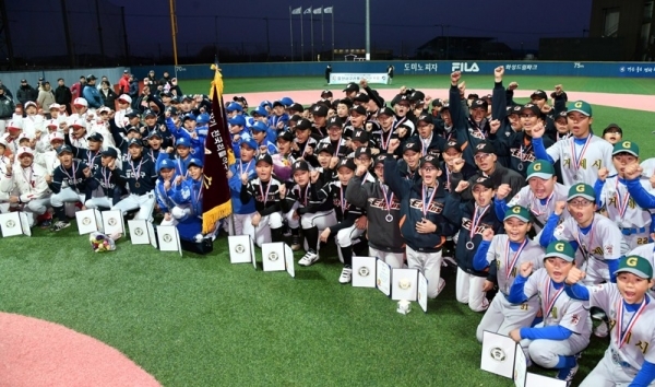 25일 화성드림파크 리틀야구장에서 열린 ‘제2회 화성시장기 전국리틀야구대회’시상식에서 우승팀과 입상팀 등 선수들이 환호하고 있다. 화성시와 경기일보 주최로 열린 이번 대회는 A조 남양주시, B조 대구라이언스, C조 고양일산서구가 각각 우승을 차지했다.전형민기자
