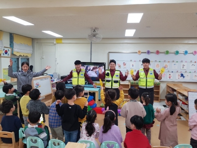 지난 21일 부천원미경찰서 교통관리계 소속 경찰관들이 중앙초 병설유치원에서 교통안전 교육을 하고 있다.