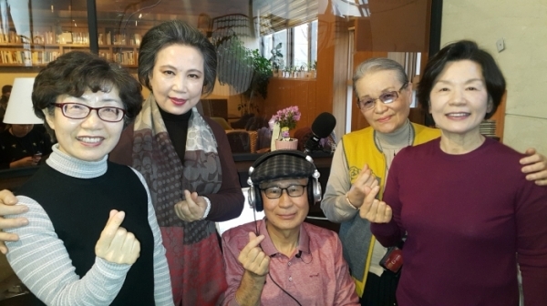 군포시 늘푸른노인복지관 1층 카페 ‘추억 DJ 뮤직박스’에서 번개미팅으로 만난 (왼쪽부터)김석임, 김도연, 유중희, 권영일, 안금란 DJ.
