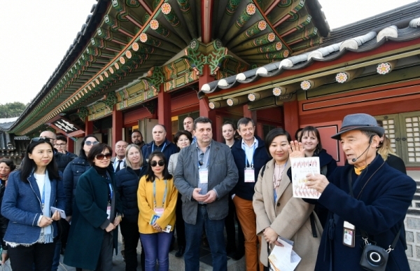 26일 수원 화성행궁을 방문한  '2019 세계기자대회' 참가자들이 해설사의 설명을 들으며 행궁을 둘러보고 있다. '한반도 평화 정착을 위한 언론의 역할'을 주제로 열린 이번 행사에는 전세계 70여명의 기자들이 참석했다. 김시범기자